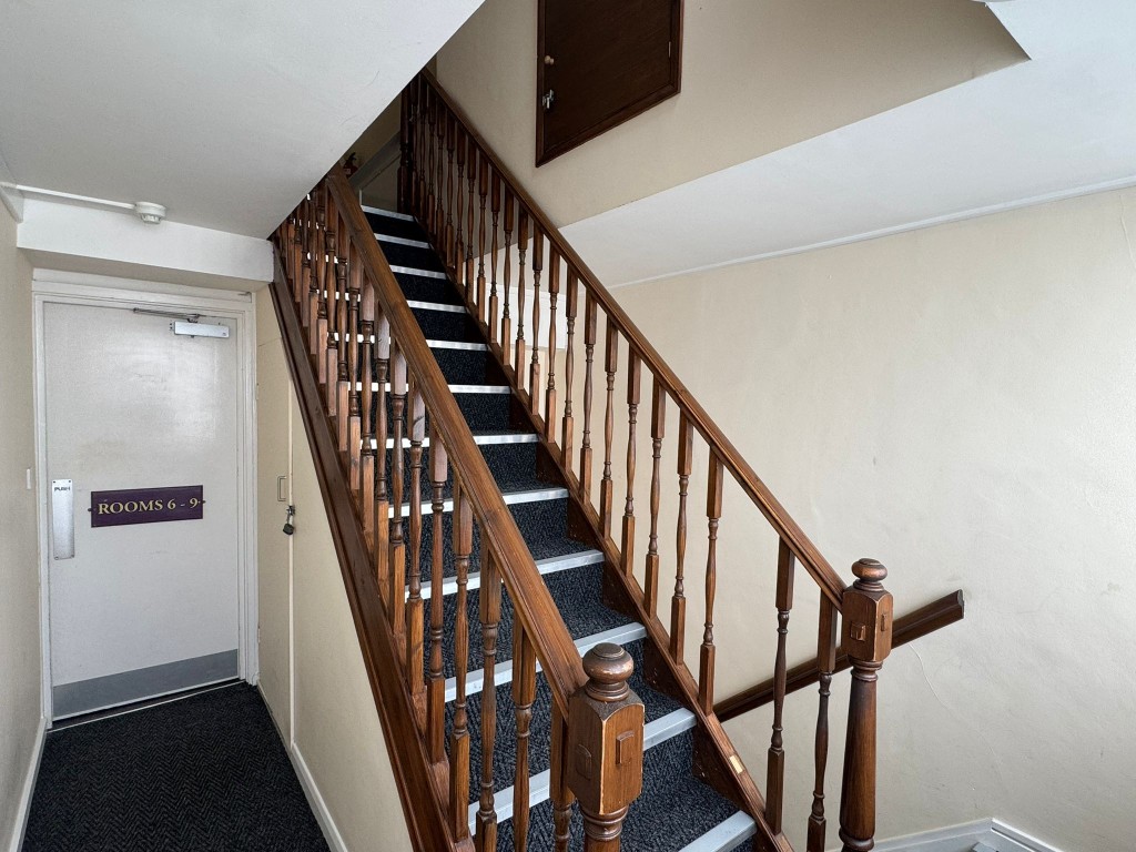 Lot: 142 - FORMER PUB AND HOTEL WITH PLANNING PERMISSION FOR RESIDENTIAL CONVERSION - Staircase from first to second floor